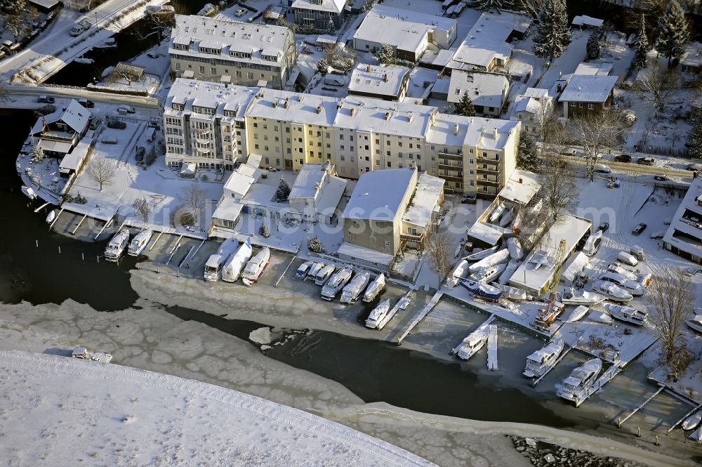 Aerial photograph Berlin - Wintry snowy wharves and piers with ship loading terminals in the inner harbor Suedhafen on the Havel river in the district Spandau in Berlin, Germany