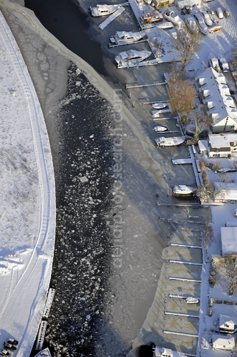 Aerial image Berlin - Wintry snowy wharves and piers with ship loading terminals in the inner harbor Suedhafen on the Havel river in the district Spandau in Berlin, Germany