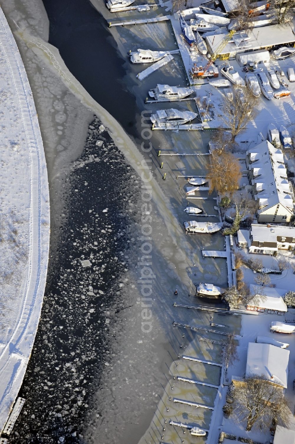 Aerial photograph Berlin - Wintry snowy wharves and piers with ship loading terminals in the inner harbor Suedhafen on the Havel river in the district Spandau in Berlin, Germany