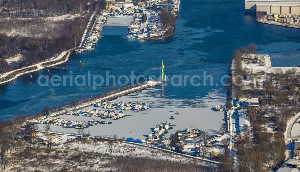 Aerial image Herne - Wintry snowy boats at the moorings on the banks of the Rhine-Herne Canal on Gneisenaustrasse in the city center in Herne in the Ruhr area in the state North Rhine-Westphalia, Germany