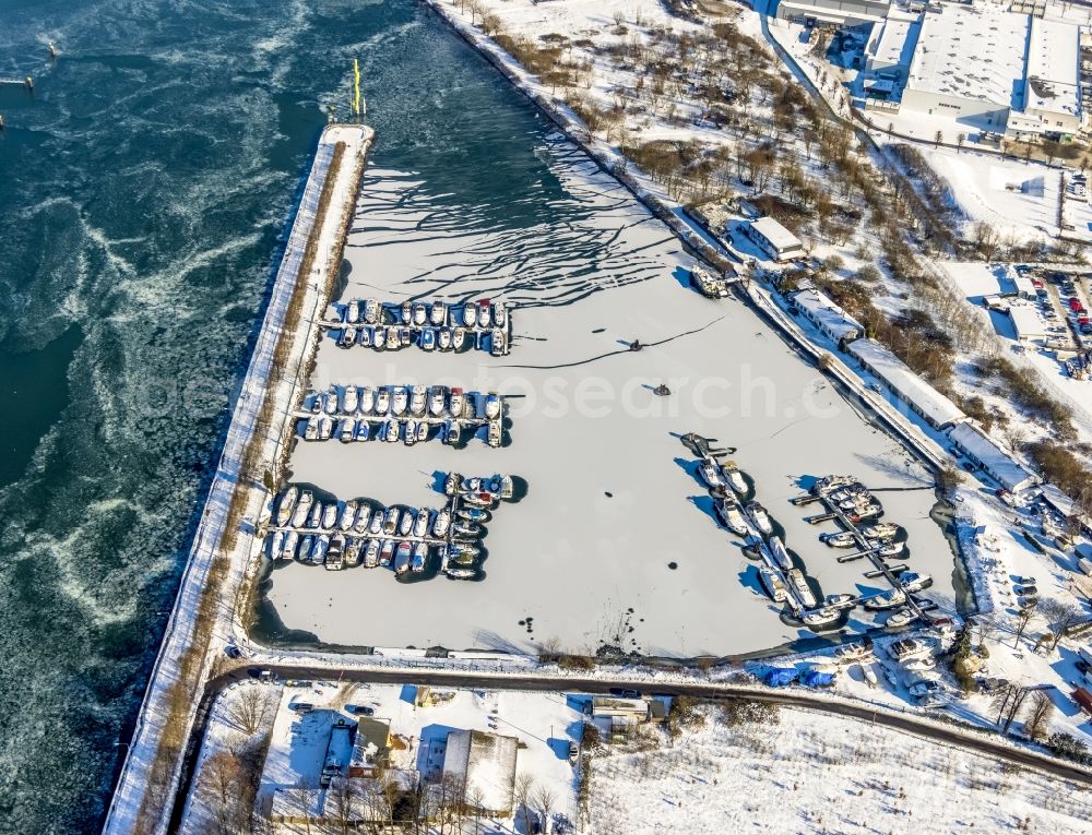 Herne from above - Wintry snowy boats at the moorings on the banks of the Rhine-Herne Canal on Gneisenaustrasse in the city center in Herne in the Ruhr area in the state North Rhine-Westphalia, Germany