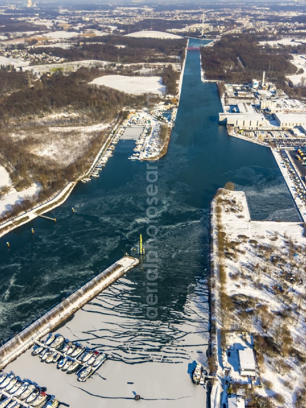 Herne from the bird's eye view: Wintry snowy boats at the moorings on the banks of the Rhine-Herne Canal on Gneisenaustrasse in the city center in Herne in the Ruhr area in the state North Rhine-Westphalia, Germany