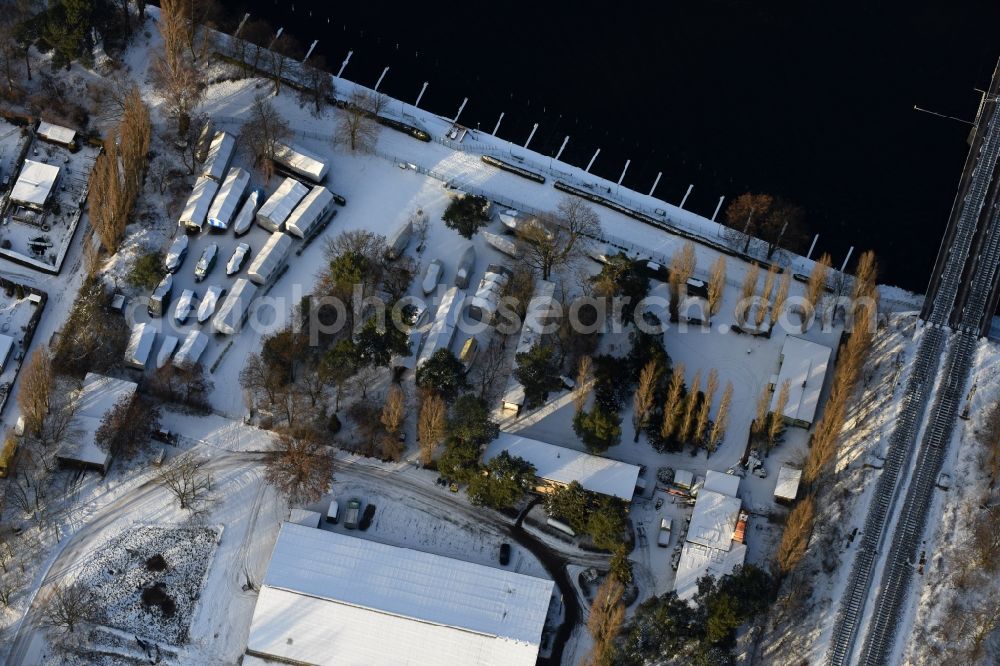 Berlin from above - Wintry snowy boat House ranks with the recreational marine jetties and boat mooring area on the banks of spree river on Motorwassersportclub Oberspree 1912 e.V. am Bruno-Buergel-Weg in the district Niederschoeneweide in Berlin