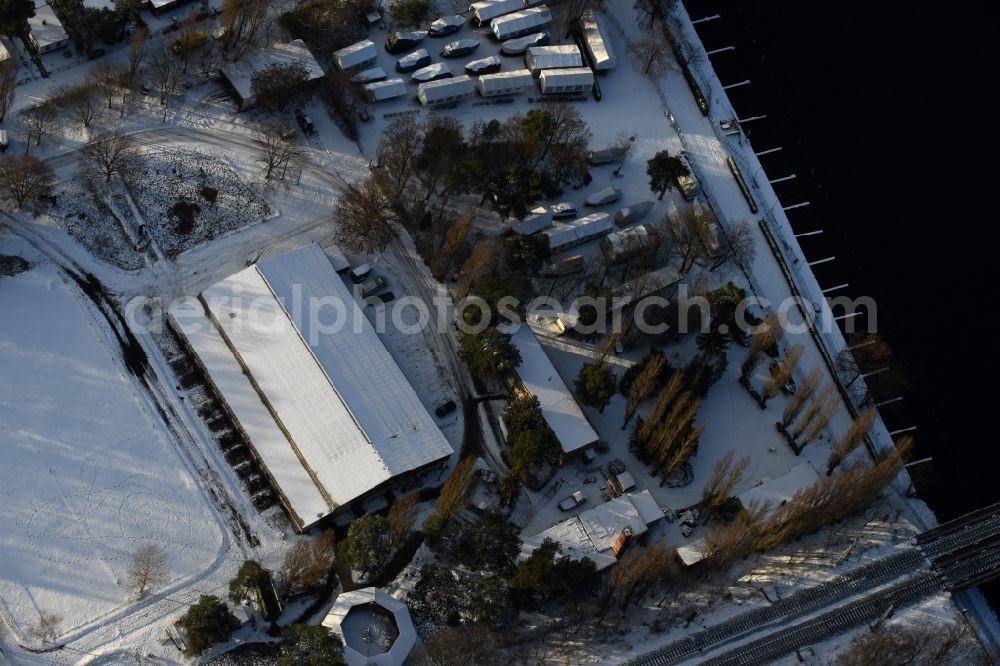 Aerial image Berlin - Wintry snowy boat House ranks with the recreational marine jetties and boat mooring area on the banks of spree river on Motorwassersportclub Oberspree 1912 e.V. am Bruno-Buergel-Weg in the district Niederschoeneweide in Berlin