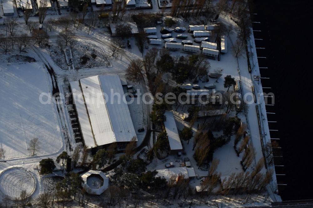 Berlin from above - Wintry snowy boat House ranks with the recreational marine jetties and boat mooring area on the banks of spree river on Motorwassersportclub Oberspree 1912 e.V. am Bruno-Buergel-Weg in the district Niederschoeneweide in Berlin