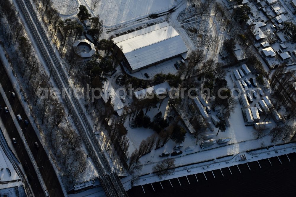 Berlin from above - Wintry snowy boat House ranks with the recreational marine jetties and boat mooring area on the banks of spree river on Motorwassersportclub Oberspree 1912 e.V. am Bruno-Buergel-Weg in the district Niederschoeneweide in Berlin