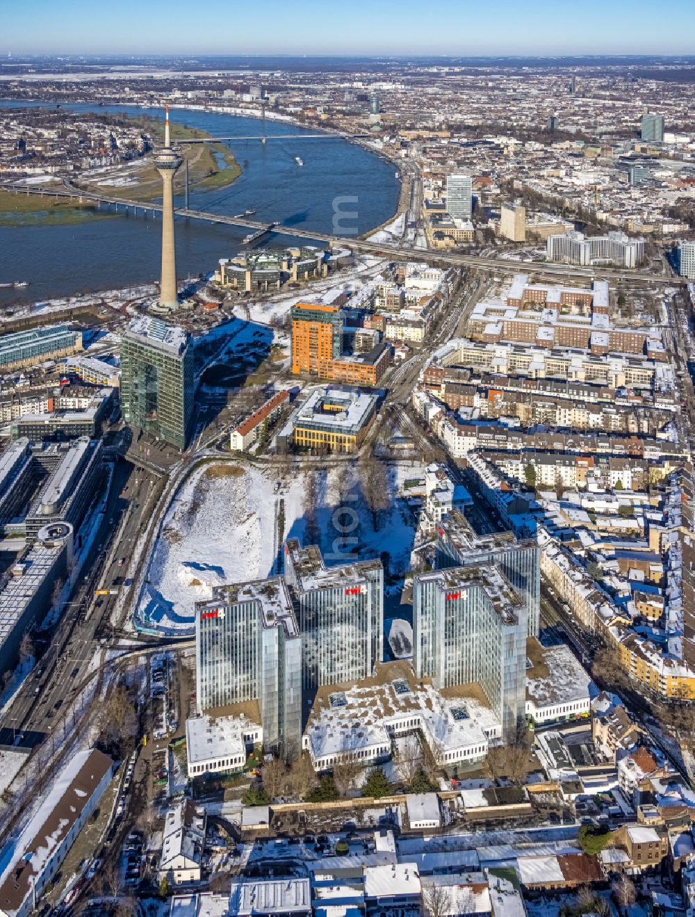 Aerial photograph Düsseldorf - Wintry snowy Office building RWI4 on Voelklinger Strasse in Duesseldorf in the state North Rhine-Westphalia, Germany