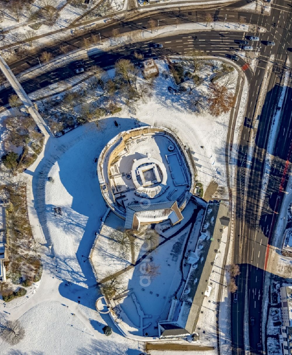 Mülheim an der Ruhr from above - Wintry snowy castle complex Broich Castle on Bergstrasse - At Broich Castle in Muehlheim an der Ruhr in the state North Rhine-Westphalia, Germany