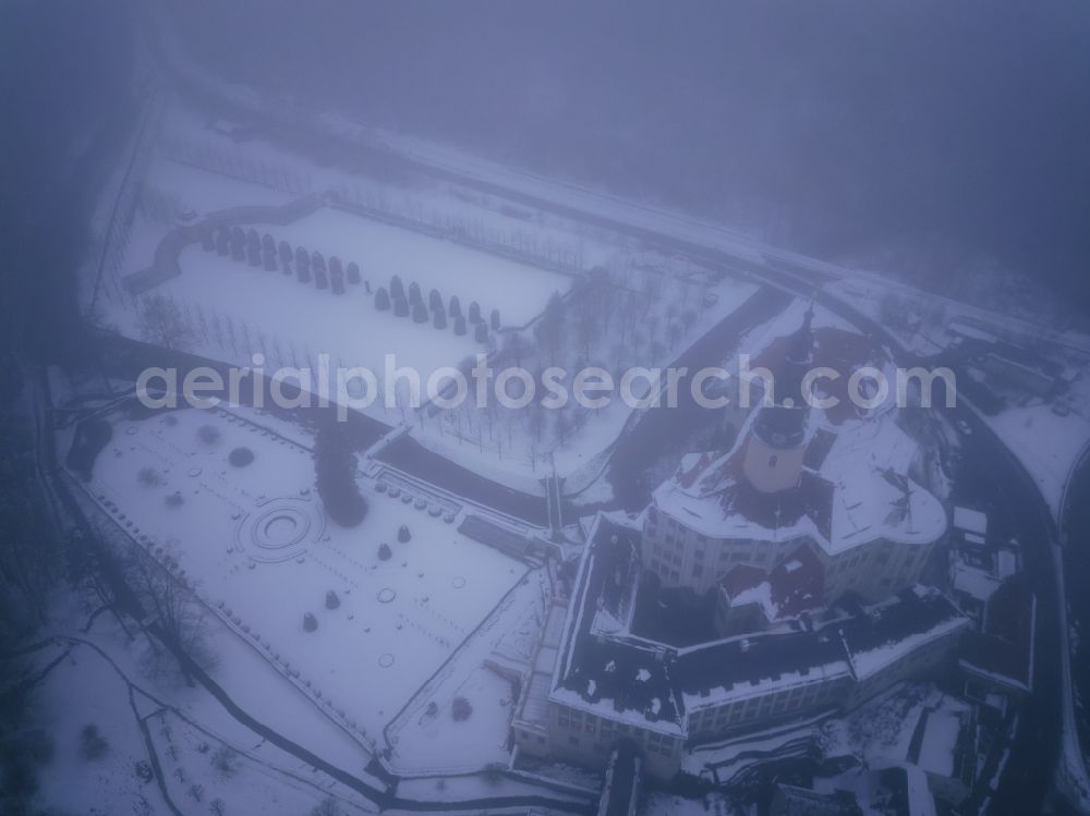 Aerial photograph Weesenstein - Wintry snowy weesenstein Castle rises on a rocky outcrop above the valley of the Mueglitz about 3 km south of Dohna in the Weesenstein district of the Mueglitztal municipality, in the federal state of Saxony, Germany