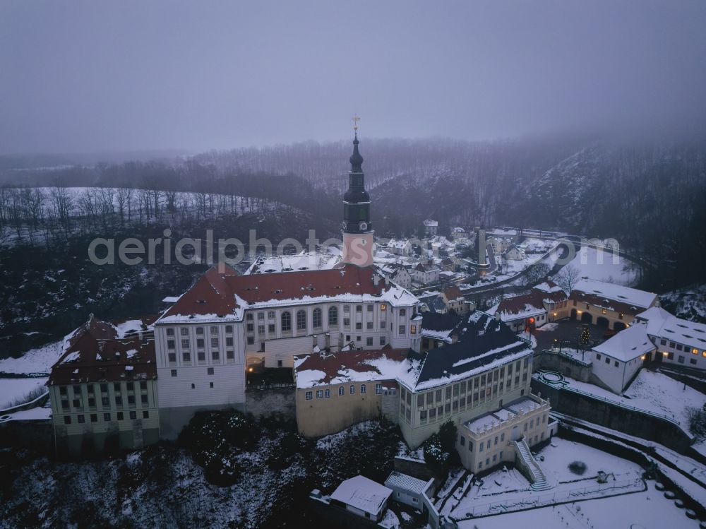 Weesenstein from the bird's eye view: Wintry snowy weesenstein Castle rises on a rocky outcrop above the valley of the Mueglitz about 3 km south of Dohna in the Weesenstein district of the Mueglitztal municipality, in the federal state of Saxony, Germany