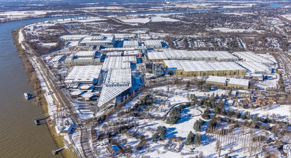 Aerial photograph Düsseldorf - Wintry snowy exhibition grounds and exhibition halls of the Messe Duesseldorf in the district Stockum in Duesseldorf in the state North Rhine-Westphalia, Germany