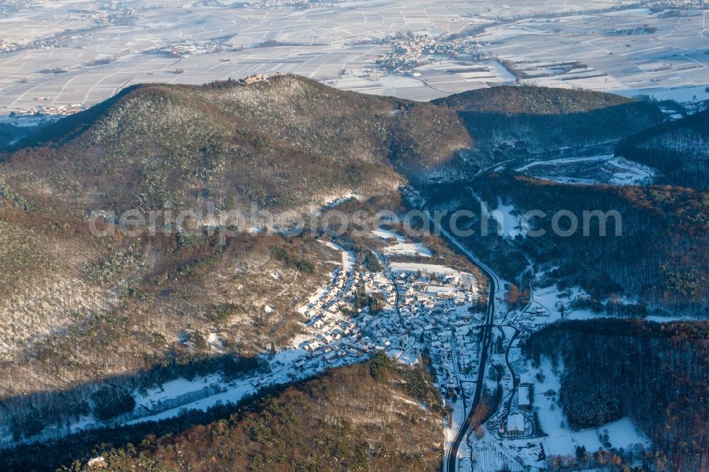 Aerial image Waldhambach - Wintry snowy Village view and und Madenburg in Waldhambach in the state Rhineland-Palatinate, Germany