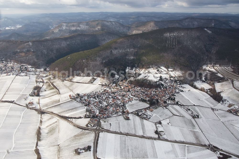 Aerial photograph Gleisweiler - Wintry snowy Village - view on the edge of agricultural fields and farmland in Gleisweiler in the state Rhineland-Palatinate, Germany