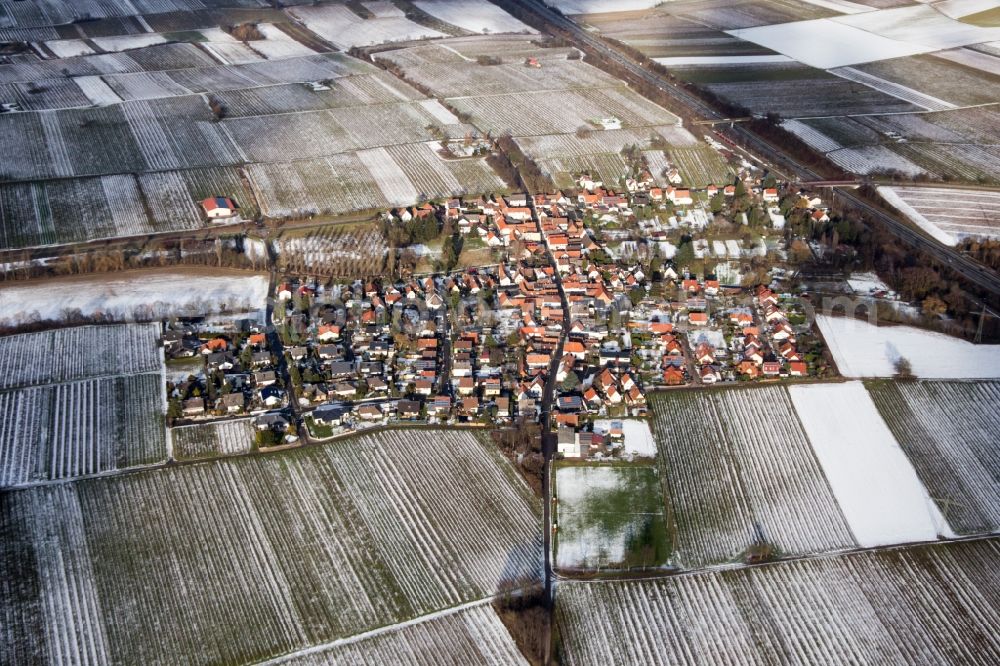 Aerial photograph Knöringen - Wintry snowy Village - view on the edge of agricultural fields and farmland in Knoeringen in the state Rhineland-Palatinate, Germany