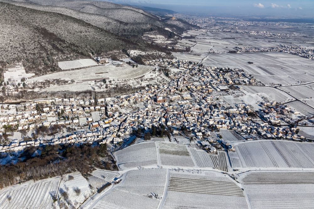 Sankt Martin from the bird's eye view: Wintry snowy village - view on the edge of agricultural fields and farmland in Sankt Martin in the state Rhineland-Palatinate, Germany