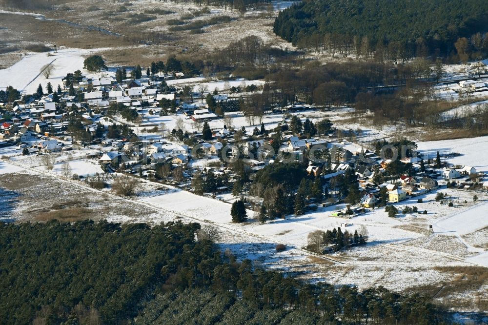 Aerial image Sophienstädt - Wintry snowy agricultural land and field boundaries surround the settlement area of the village in Sophienstaedt in the state Brandenburg, Germany