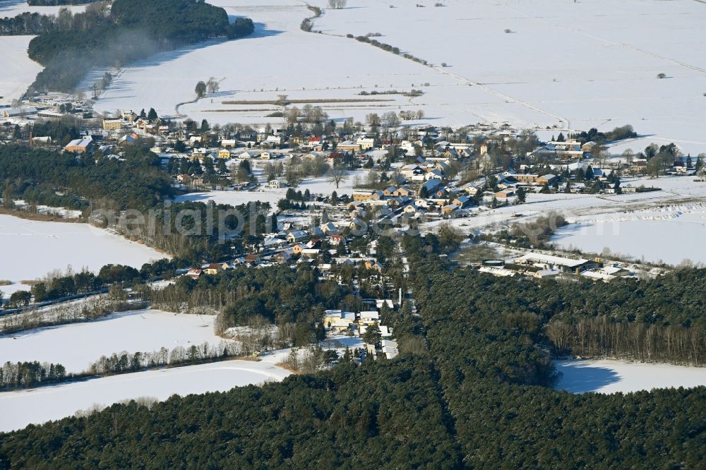 Aerial photograph Ruhlsdorf - Wintry snowy village on the lake bank areas of Bernsteinsee in Ruhlsdorf in the state Brandenburg, Germany