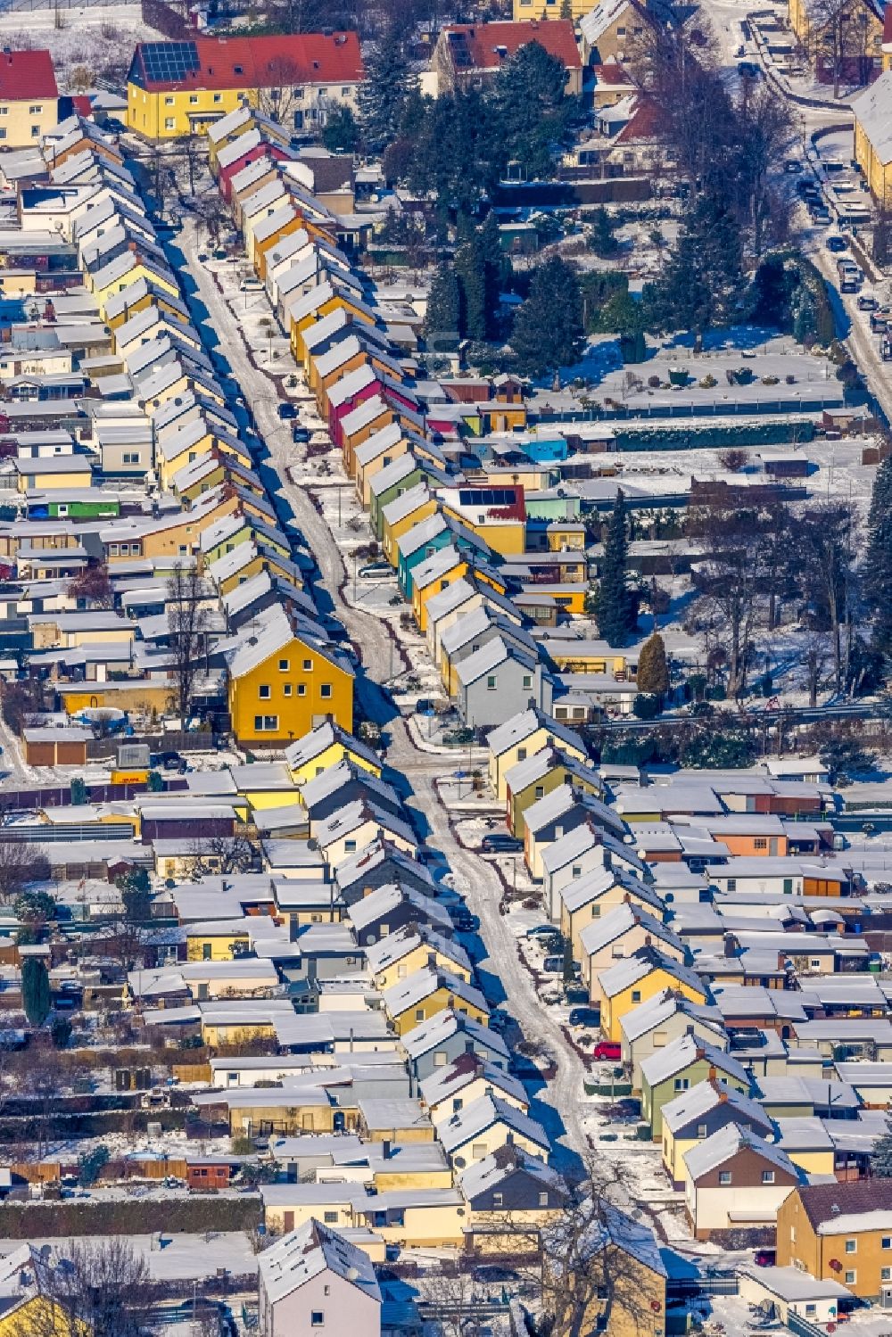 Unna from above - Winterly snow-covered residential area of a??a??a single-family housing estate along Friedrichstrasse in Unna in the Ruhr area in the state North Rhine-Westphalia, Germany