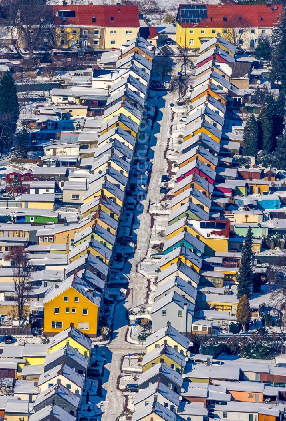 Unna from the bird's eye view: Winterly snow-covered residential area of a??a??a single-family housing estate along Friedrichstrasse in Unna in the Ruhr area in the state North Rhine-Westphalia, Germany