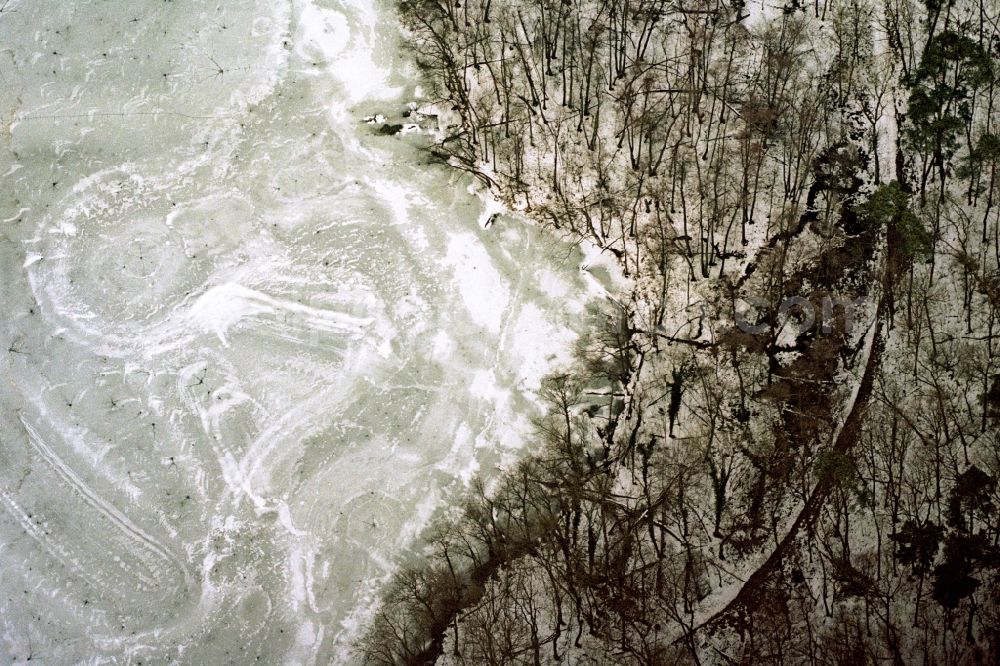 Buckow (Märkische Schweiz) from the bird's eye view: Wintry snowy ice surface cracks and tracks for fish farming Buckowsee in Buckow (Maerkische Schweiz) in the state Brandenburg, Germany