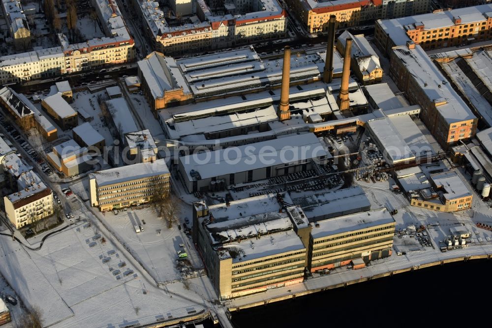 Berlin from the bird's eye view: Wintry snowy development area of industrial wasteland areal formerly Kabelwerk Oberspree (KWO) in the district Oberschoeneweide in Berlin