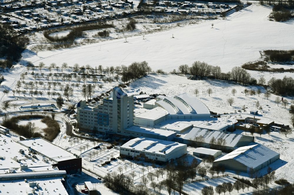 Aerial photograph Kramerhof - Wintry snowy spa and swimming pools at the swimming pool of the leisure facility HanseDom Stralsund in the district Vogelsang in Kramerhof in the state Mecklenburg - Western Pomerania