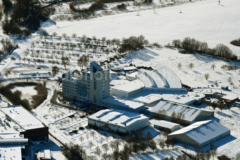 Kramerhof from above - Wintry snowy spa and swimming pools at the swimming pool of the leisure facility HanseDom Stralsund in the district Vogelsang in Kramerhof in the state Mecklenburg - Western Pomerania