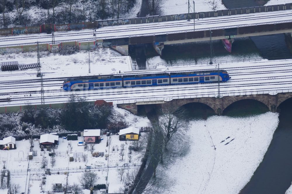 Aerial photograph Göttingen - Wintry snowy Ride a train on the track Kassel-Goettingen in Goettingen in the state Lower Saxony, Germany