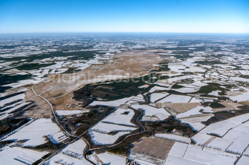 Aerial photograph Stavern - Wintry snowy agricultural fields with adjacent forest and forest areas of Tinner Dose-Sprakeler Heide in Stavern in the state Lower Saxony, Germany