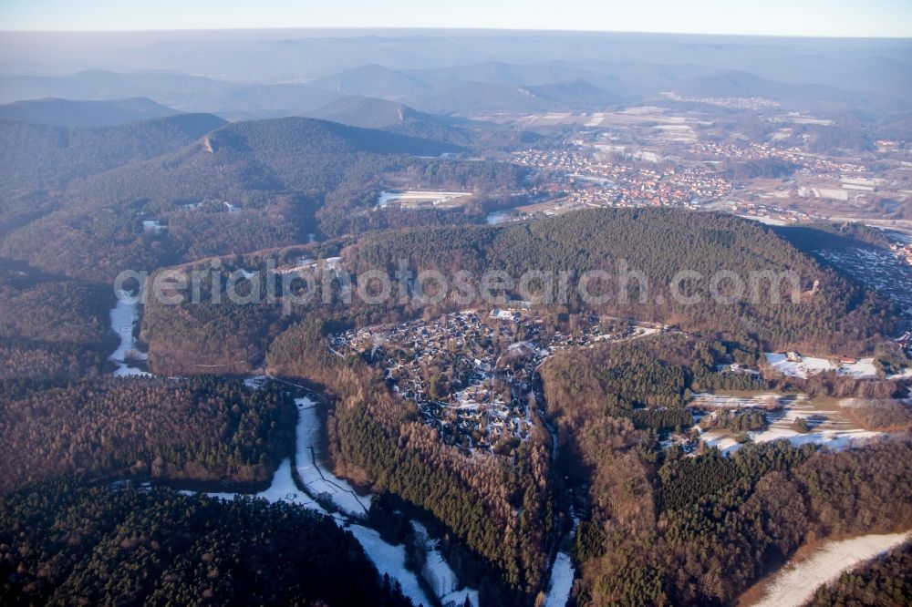 Gossersweiler-Stein from the bird's eye view: Wintry snowy Holiday house plant of the park Feriendorf Eichwald in the district Feriendorf Eichwald in Gossersweiler-Stein in the state Rhineland-Palatinate, Germany