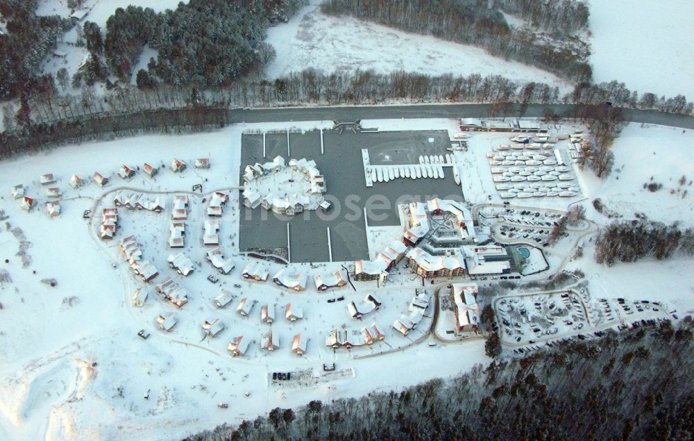 Aerial photograph Kleinzerlang - Wintry snowy holiday house plant of the park Marina Wolfsbruch in Kleinzerlang in the state Brandenburg, Germany