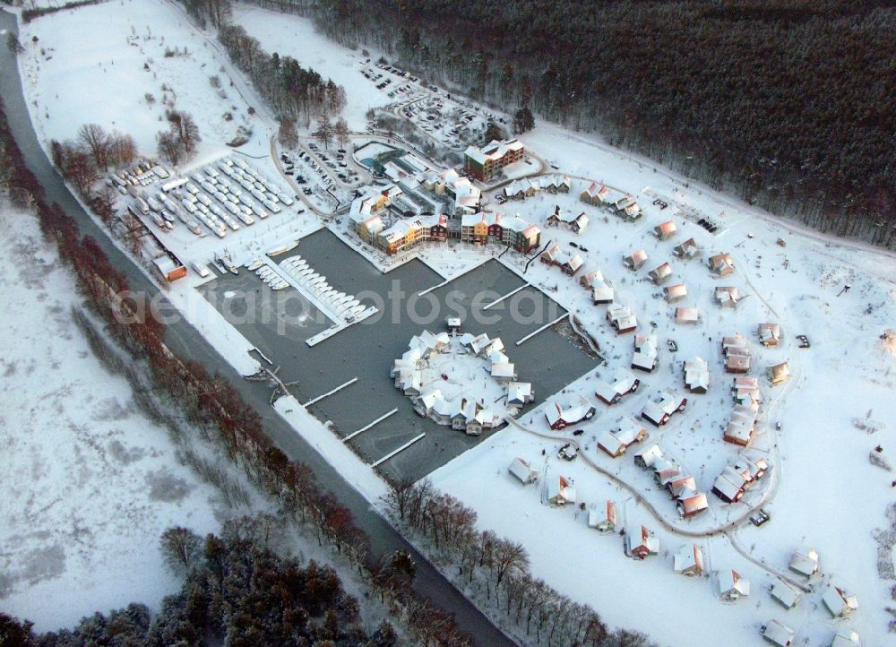 Aerial photograph Kleinzerlang - Wintry snowy holiday house plant of the park Marina Wolfsbruch in Kleinzerlang in the state Brandenburg, Germany