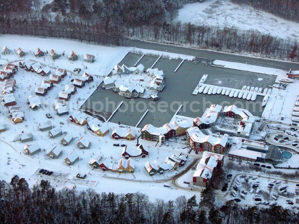 Aerial photograph Kleinzerlang - Wintry snowy holiday house plant of the park Marina Wolfsbruch in Kleinzerlang in the state Brandenburg, Germany