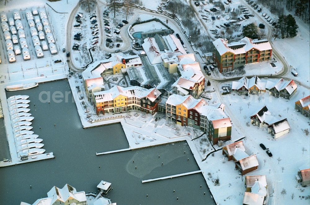 Aerial photograph Kleinzerlang - Wintry snowy holiday house plant of the park Marina Wolfsbruch in Kleinzerlang in the state Brandenburg, Germany