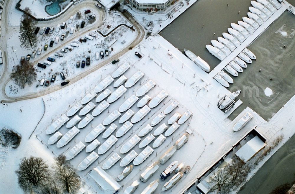 Aerial image Kleinzerlang - Wintry snowy holiday house plant of the park Marina Wolfsbruch in Kleinzerlang in the state Brandenburg, Germany