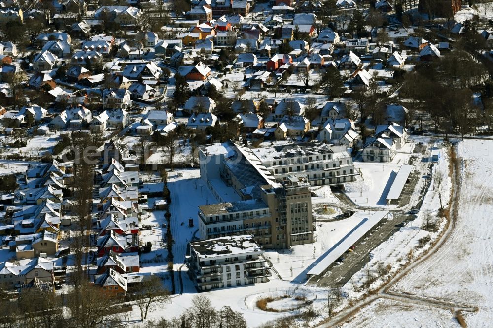 Aerial photograph Wustrow - Wintry snowy building of an apartment building used as an apartment complex Alte Seefahrtschule in Wustrow in the state Mecklenburg - Western Pomerania, Germany