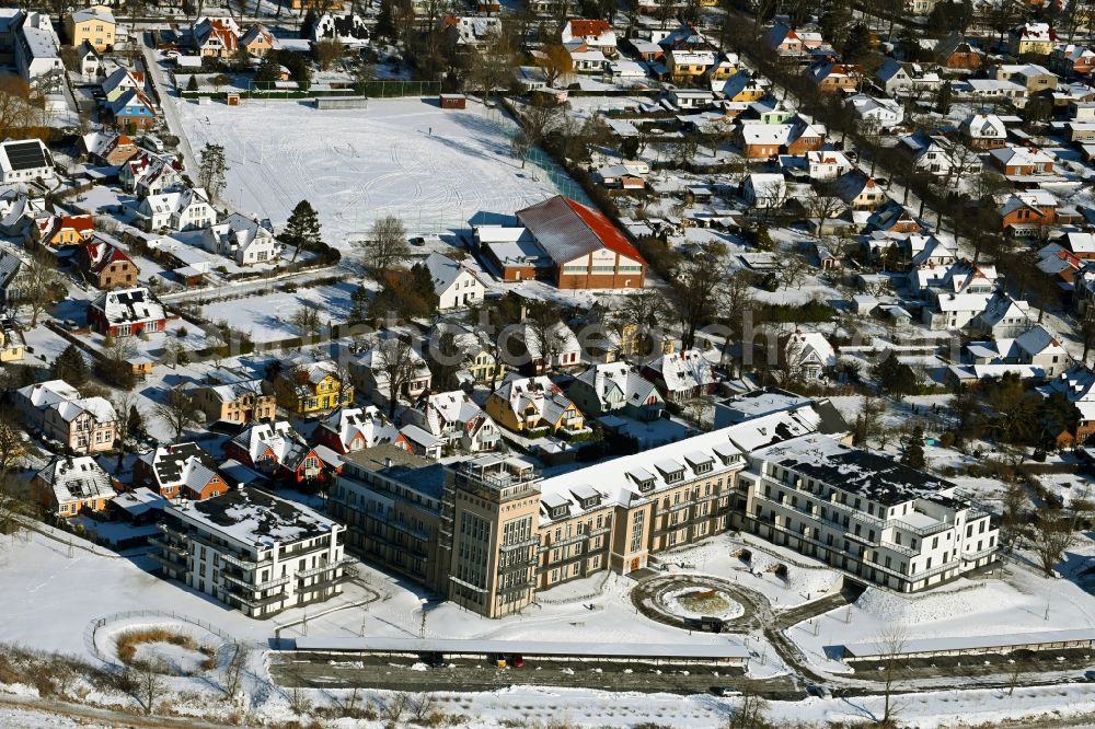 Aerial photograph Wustrow - Wintry snowy building of an apartment building used as an apartment complex Alte Seefahrtschule in Wustrow in the state Mecklenburg - Western Pomerania, Germany