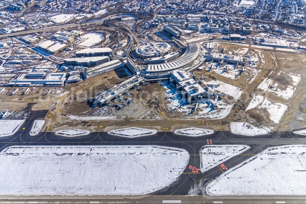 Düsseldorf from the bird's eye view: Wintry snowy airport runways in Duesseldorf in the state North Rhine-Westphalia, Germany