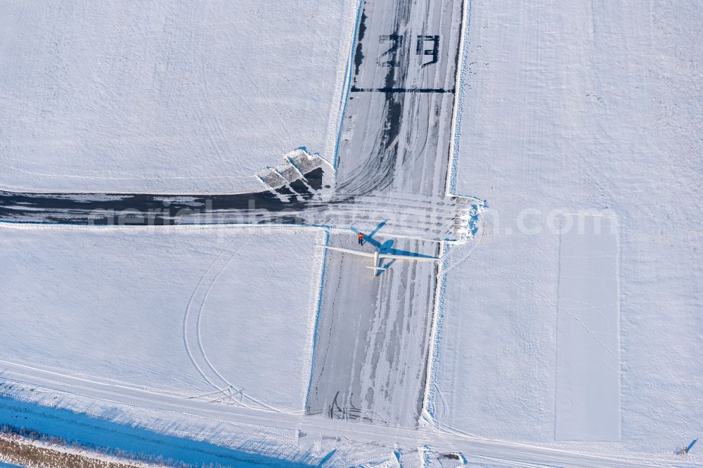 Aerial image Agathenburg - Wintry snowy runway with tarmac terrain with glider of airfield Stade in Agathenburg in the state Lower Saxony, Germany