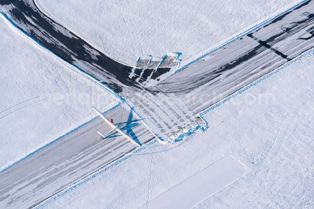 Aerial photograph Agathenburg - Wintry snowy runway with tarmac terrain with glider of airfield Stade in Agathenburg in the state Lower Saxony, Germany