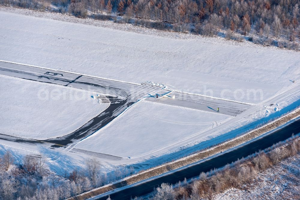 Agathenburg from above - Wintry snowy runway with tarmac terrain with glider of airfield Stade in Agathenburg in the state Lower Saxony, Germany