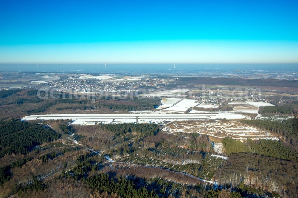 Aerial photograph Wickede (Ruhr) - Wintry snowy runway with tarmac terrain of airfield Flugplatz Arnsberg Menden in Wickede (Ruhr) in the state North Rhine-Westphalia