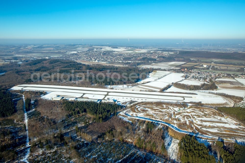 Wickede (Ruhr) from above - Wintry snowy runway with tarmac terrain of airfield Flugplatz Arnsberg Menden in Wickede (Ruhr) in the state North Rhine-Westphalia