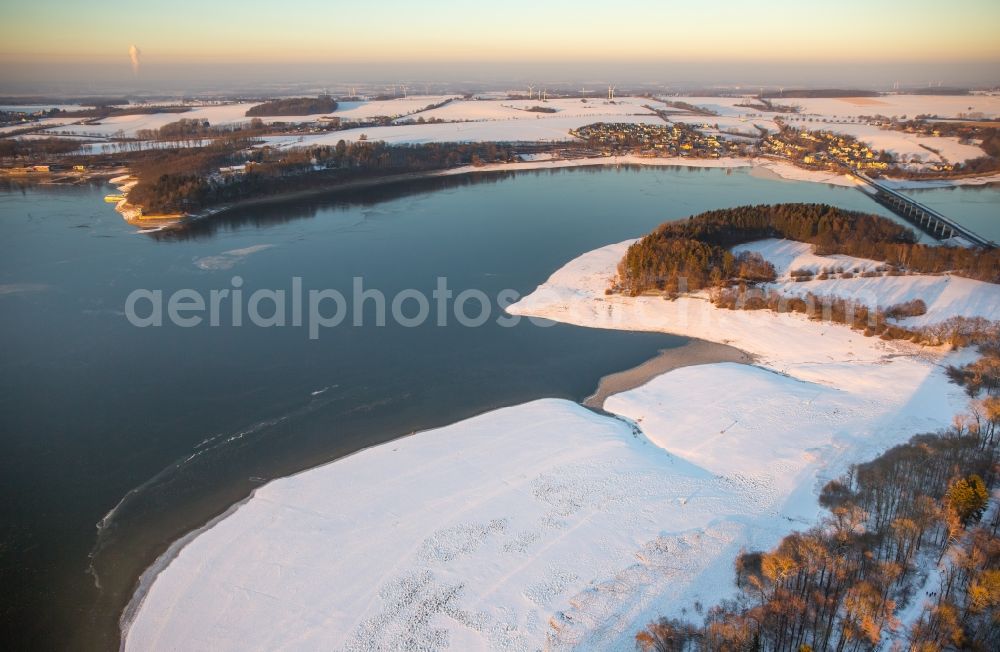 Möhnesee from the bird's eye view: Wintry overcast sceneries with the river - bridge building work of the Arnsberger street / B229 about the Moehne in the district of Delecke in Moehnesee in the federal state North Rhine-Westphalia