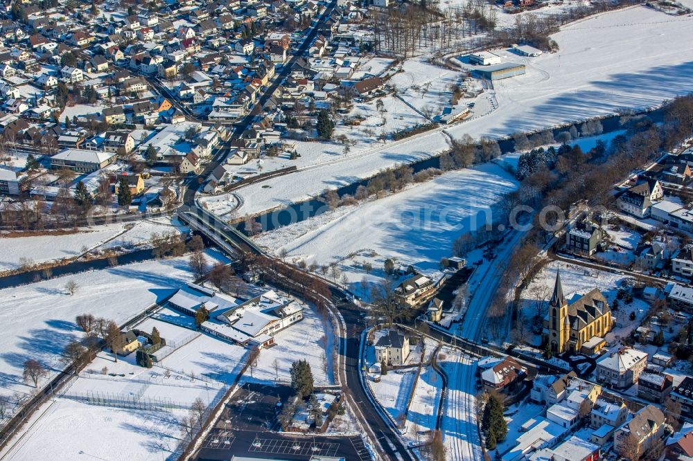 Arnsberg from the bird's eye view: Wintry snowy Scenery, building and the river - bridge building work over the Ruhr in the district of Oeventrop in Arnsberg in the federal state North Rhine-Westphalia