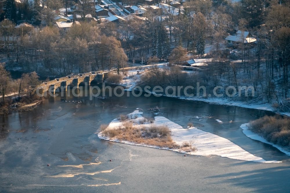 Aerial photograph Möhnesee - Wintry snow-covered scenery by the river - bridge building work Wameler bridge about the Moehne in the district of Voellinghausen in Moehnesee in the federal state North Rhine-Westphalia