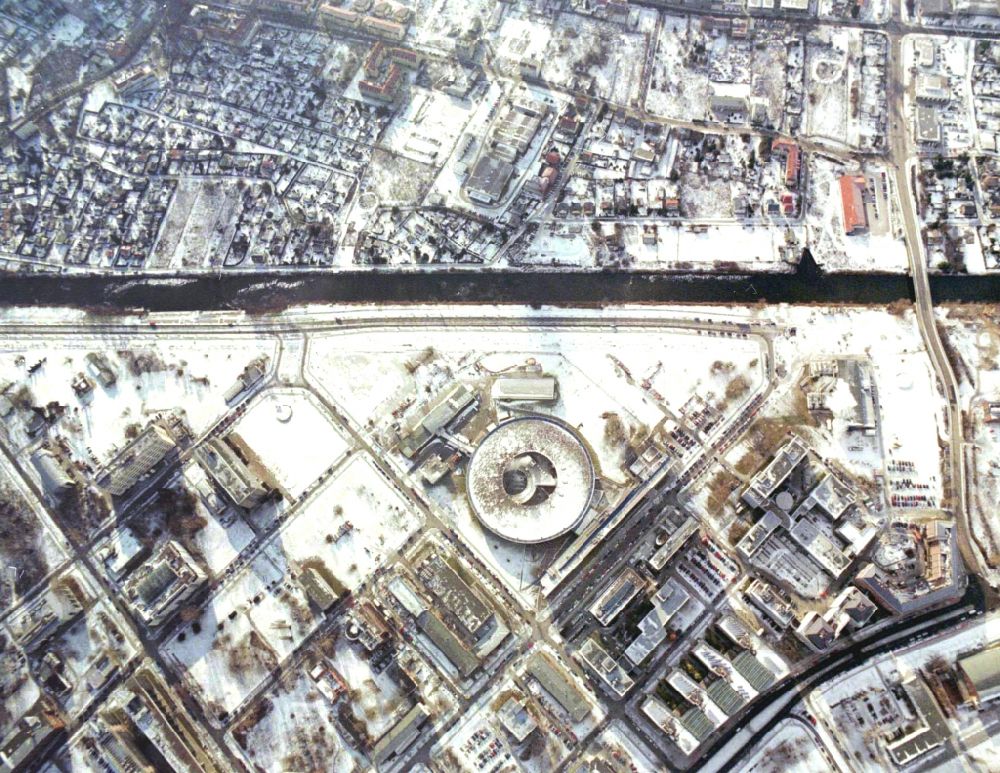 Aerial photograph Berlin - Wintry snowy research building and office complex Elektronen- Speicherring BESSY - Synchrotronstrahlungsquelle in the district Adlershof in Berlin, Germany