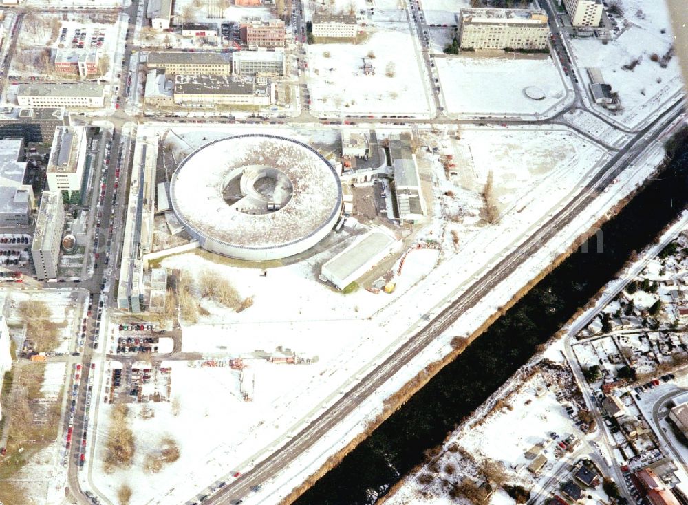 Aerial photograph Berlin - Wintry snowy research building and office complex Elektronen- Speicherring BESSY - Synchrotronstrahlungsquelle in the district Adlershof in Berlin, Germany