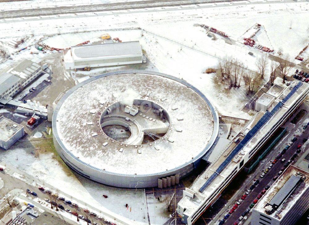 Aerial photograph Berlin - Wintry snowy research building and office complex Elektronen- Speicherring BESSY - Synchrotronstrahlungsquelle in the district Adlershof in Berlin, Germany