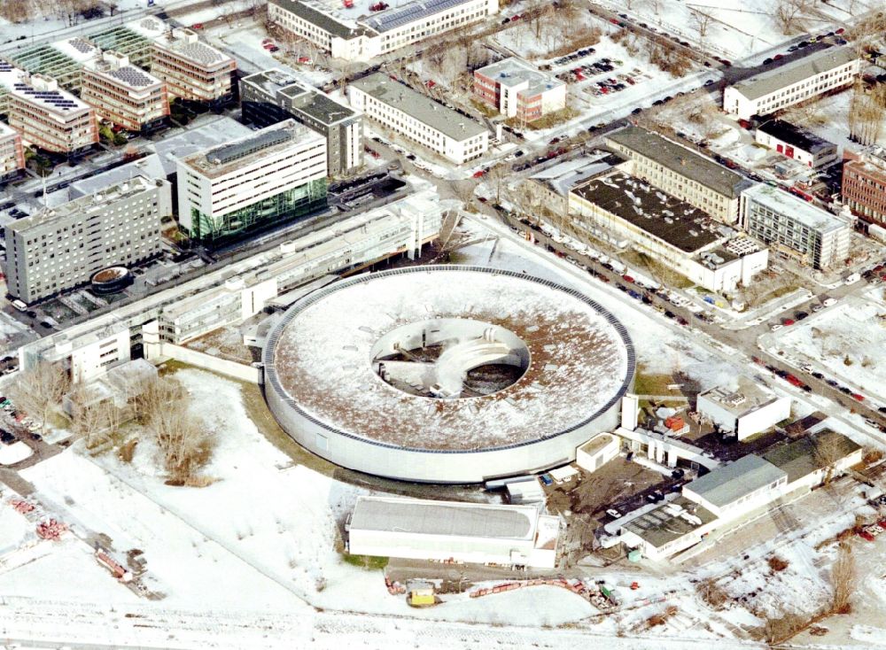 Aerial photograph Berlin - Wintry snowy research building and office complex Elektronen- Speicherring BESSY - Synchrotronstrahlungsquelle in the district Adlershof in Berlin, Germany